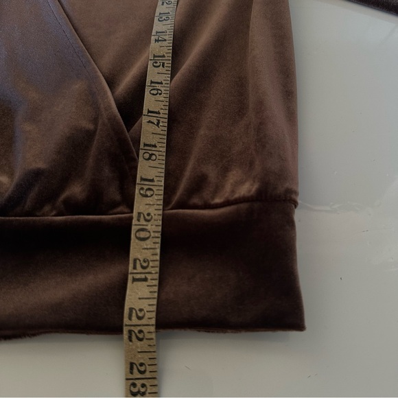 Evereve Kenna Velour Wrap Sable Top Size Medium - Picture 14 of 16